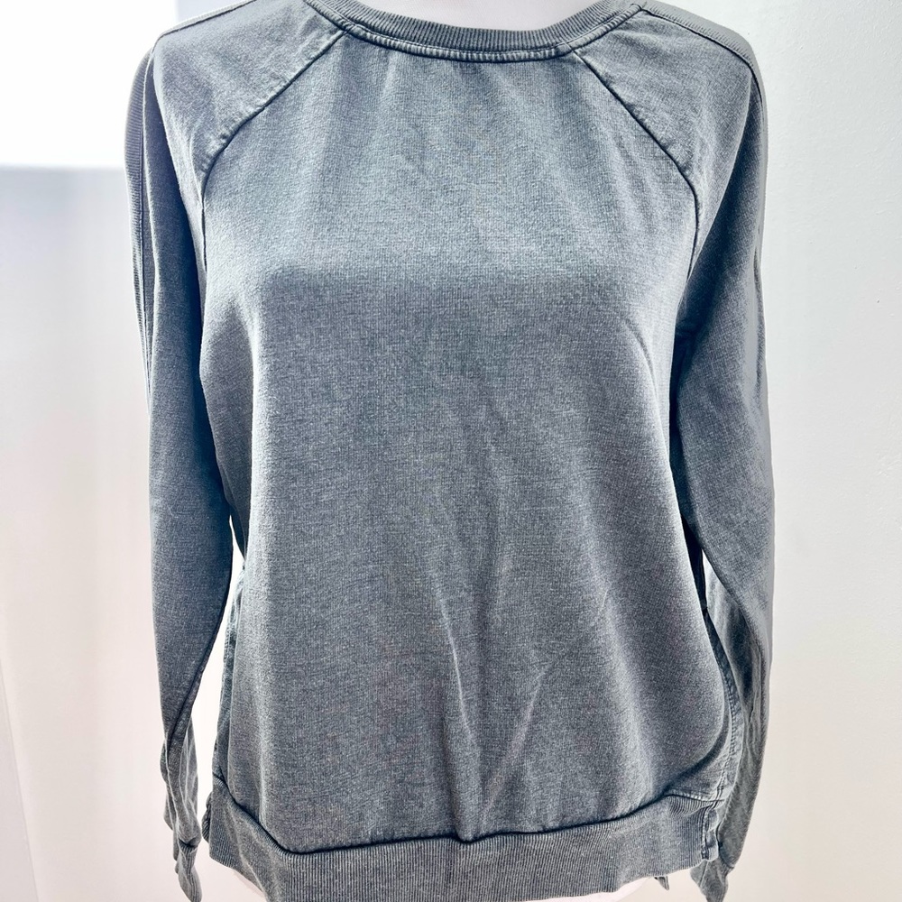 Zella long sleeve grey sweater